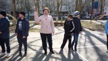 Председатель Совета микрорайона Оксана Кондратенко: "А в конце программы - сладкие призы!"