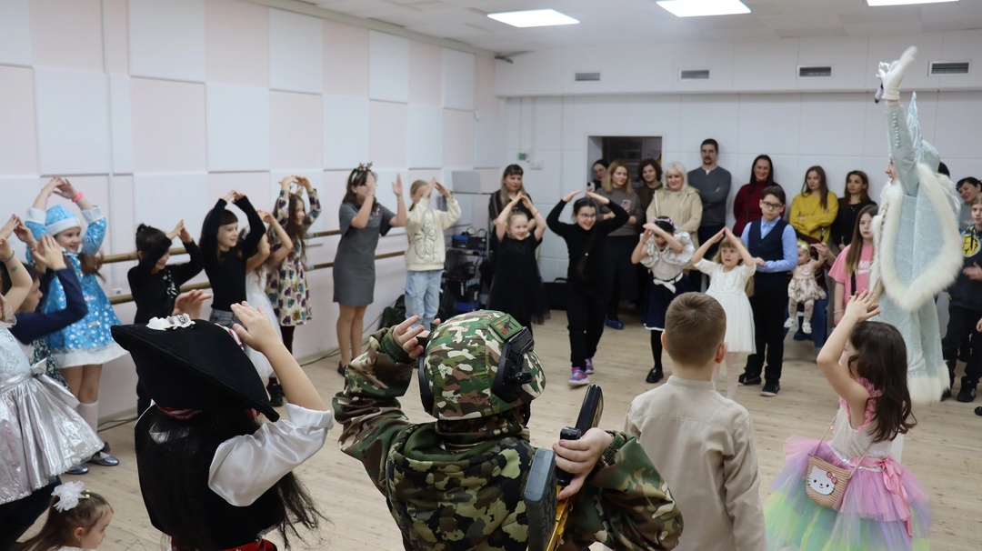 Новогодняя игровая программа "Праздник к нам приходит"