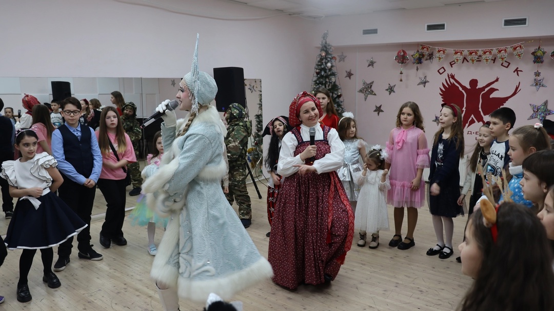 Новогодняя игровая программа "Праздник к нам приходит"