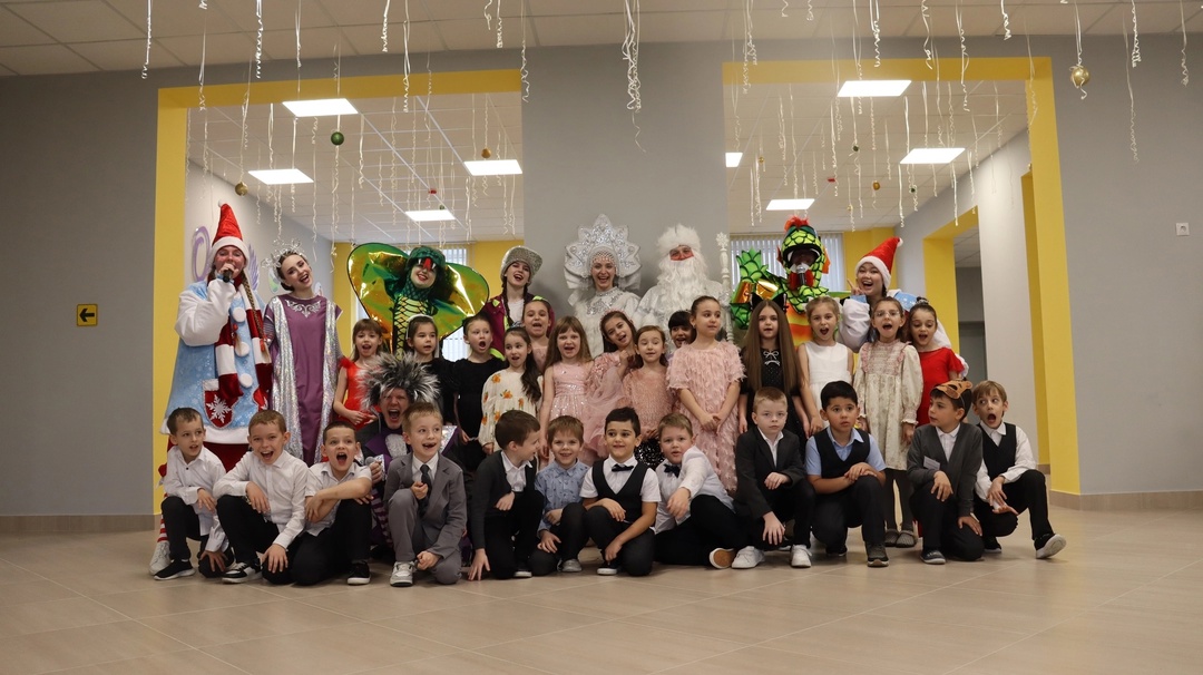 Новогодняя игровая программа " В гостях у Деда Мороза"
