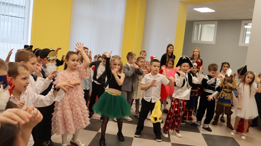 Новогодняя игровая программа " В гостях у Деда Мороза"
