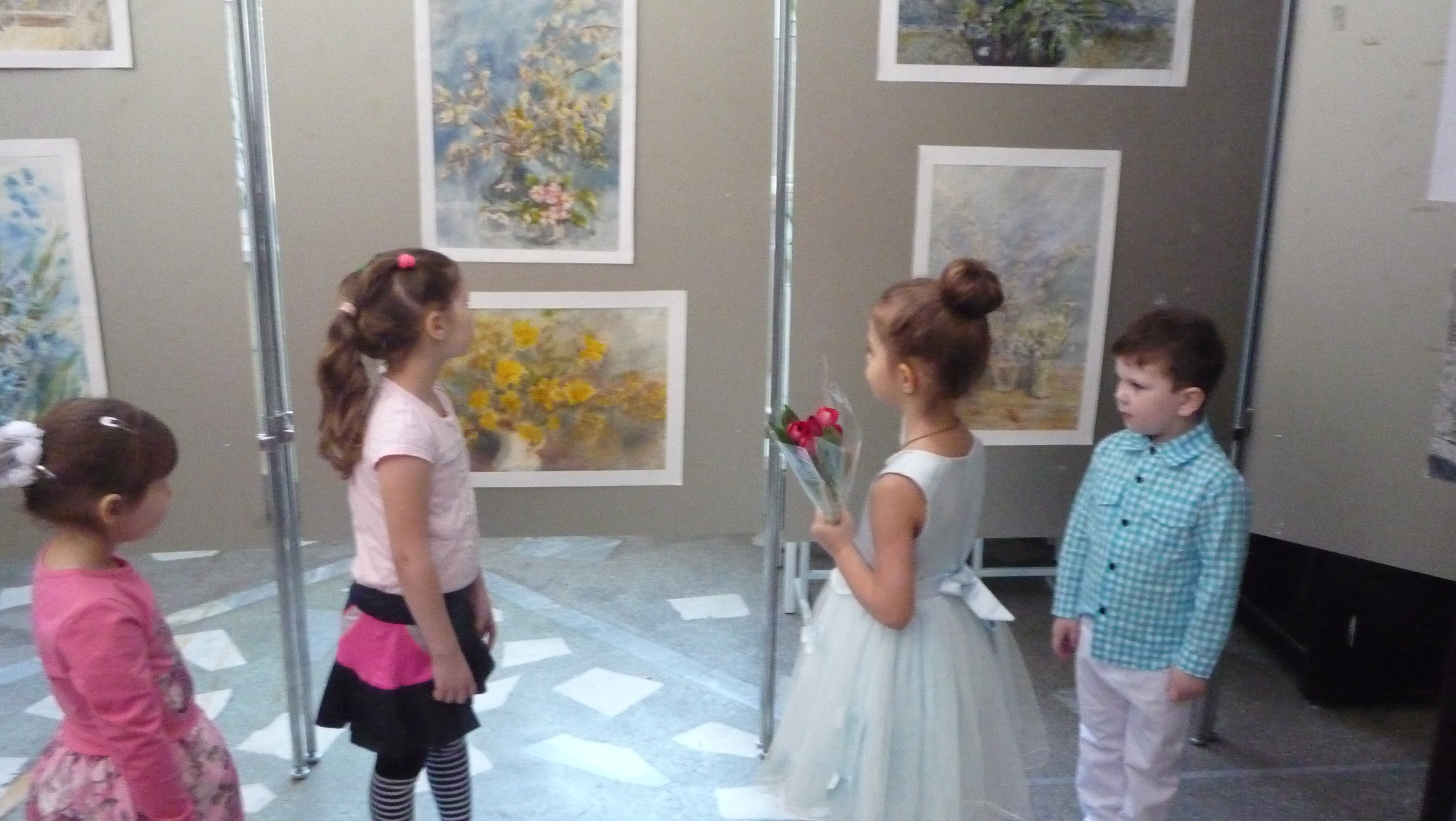 Юные почитатели художественного творчества на выставке «Весенние мотивы» члена Союза художников России Натальи Ягуповой