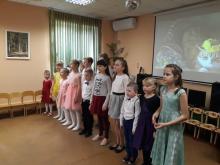 Открывает концерт "Пригласите песенку" в исполнении вокального ансамбля  театра-студии "Сольвейг"