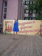 Поет солистка театра-студии современного вокала "Сольвейг" Галя Костина